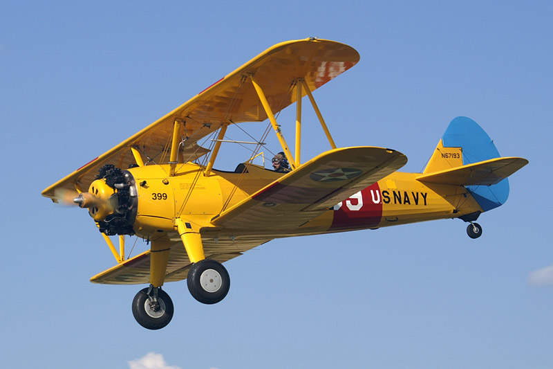 Boeing-Stearman 75 Kaydet aux couleurs de l'US Navy en vol