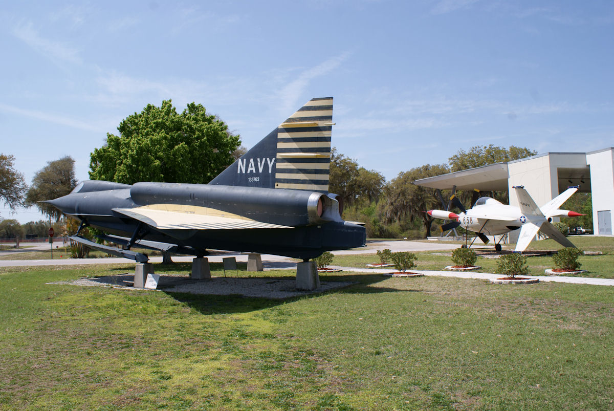 Convair XF2Y-1 Sea Dart et Lockheed XFV-1 Salmon préservés