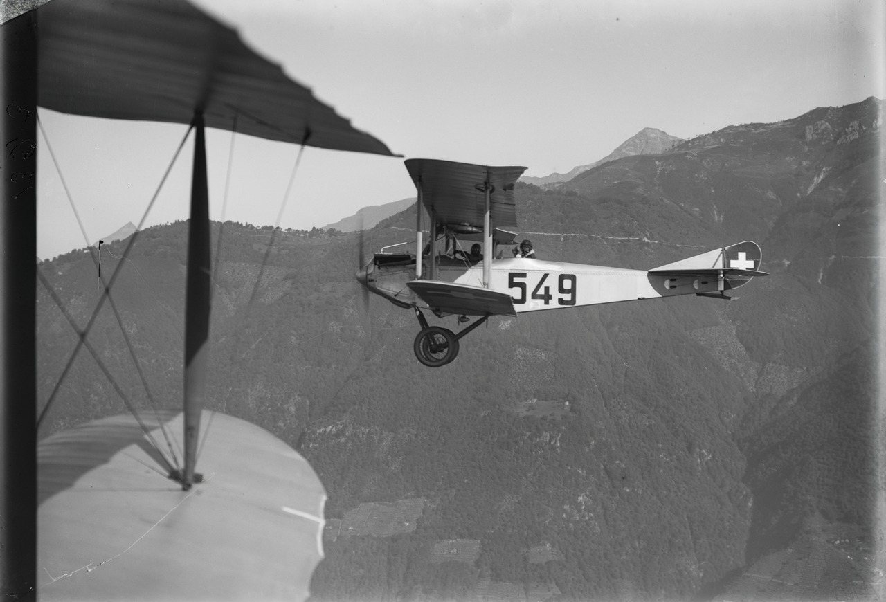 Haefeli DH-3a en vol vu de côté