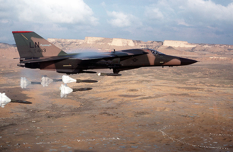 General Dynamics F-111F Aardvark de l'USAF en bombardement
