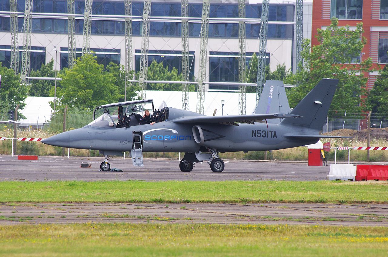 Textron AirLand Scorpion - Prototype n°1 au sol vu de côté