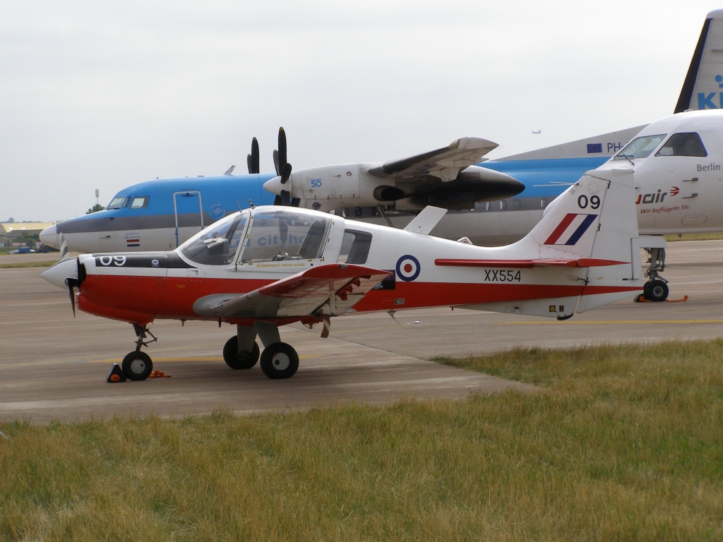 Scottish Bulldog T.1 de la RAF au sol