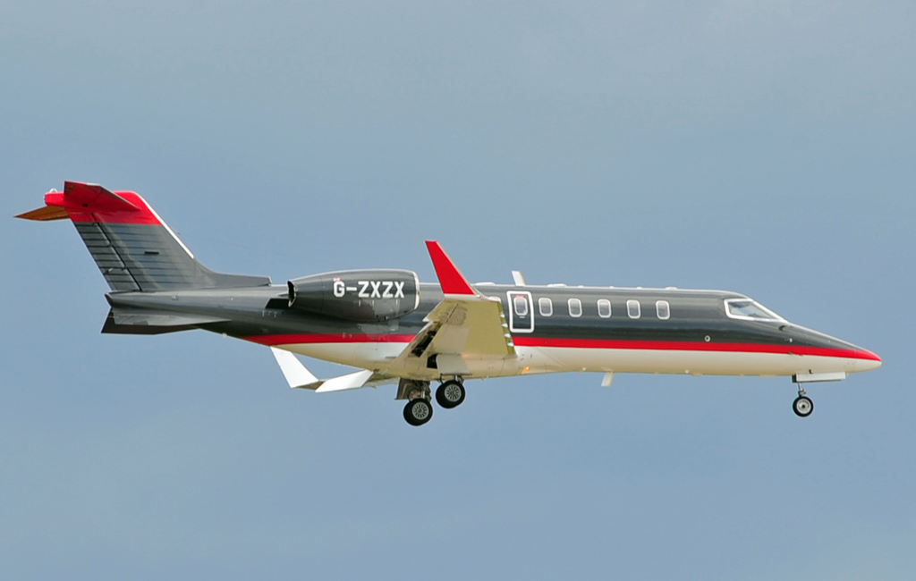 Learjet 45 en vol train sorti