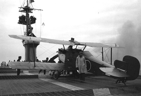 Mitsubishi 1MF3 sur le pont vu de l'arrière