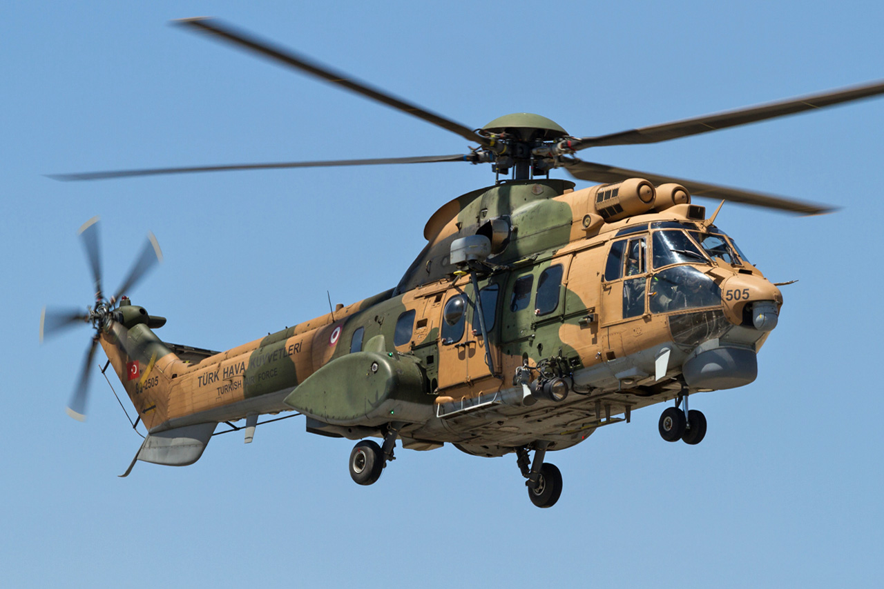 Aérospatiale AS532 AL Cougar turc en vol - Camouflage sable-vert