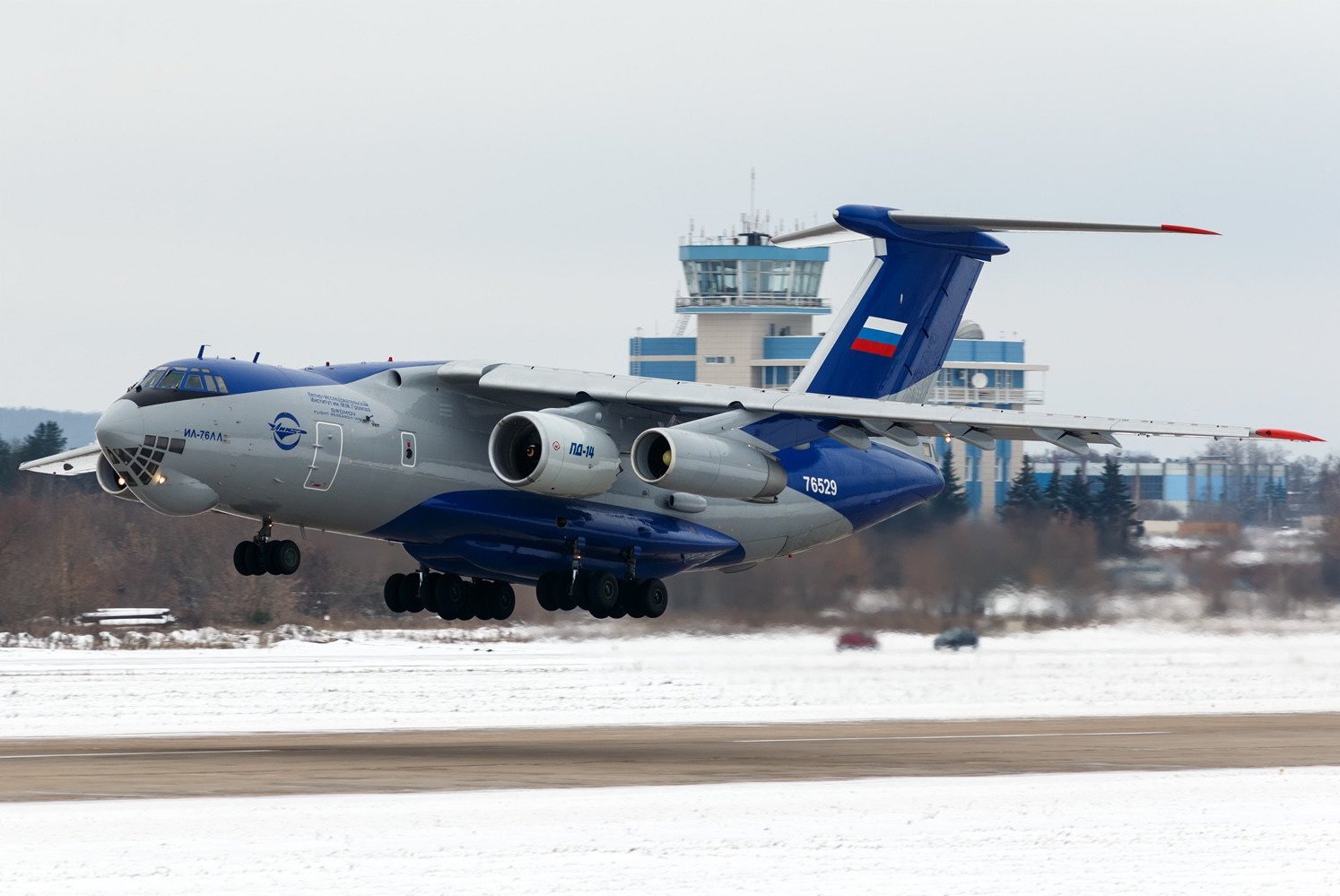 Iliouchine Il-76LL servant de banc d'essai au moteur PD-14