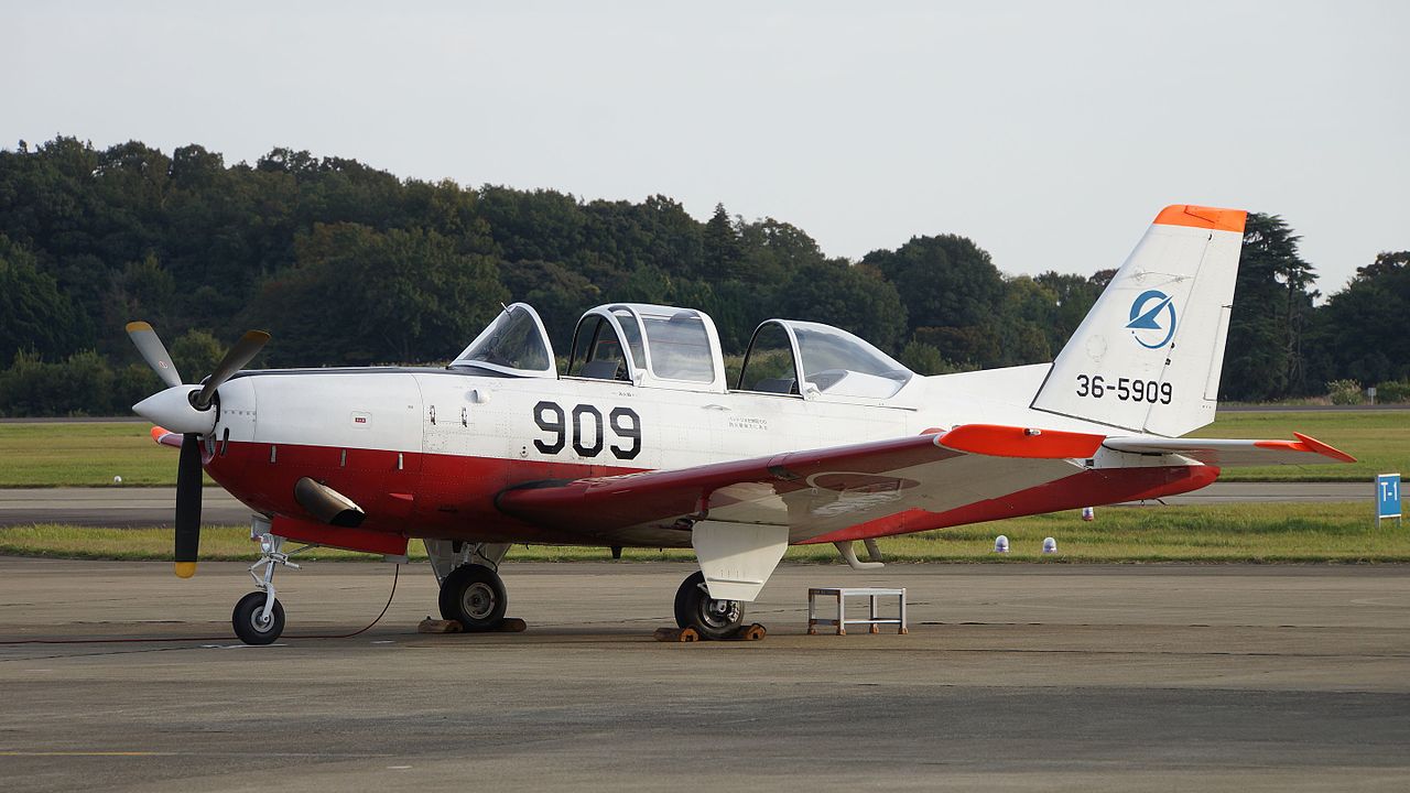 Fuji T-7 japonais au sol