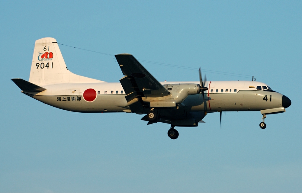 NAMC YS-11M de la marine japonaise en vol train sorti
