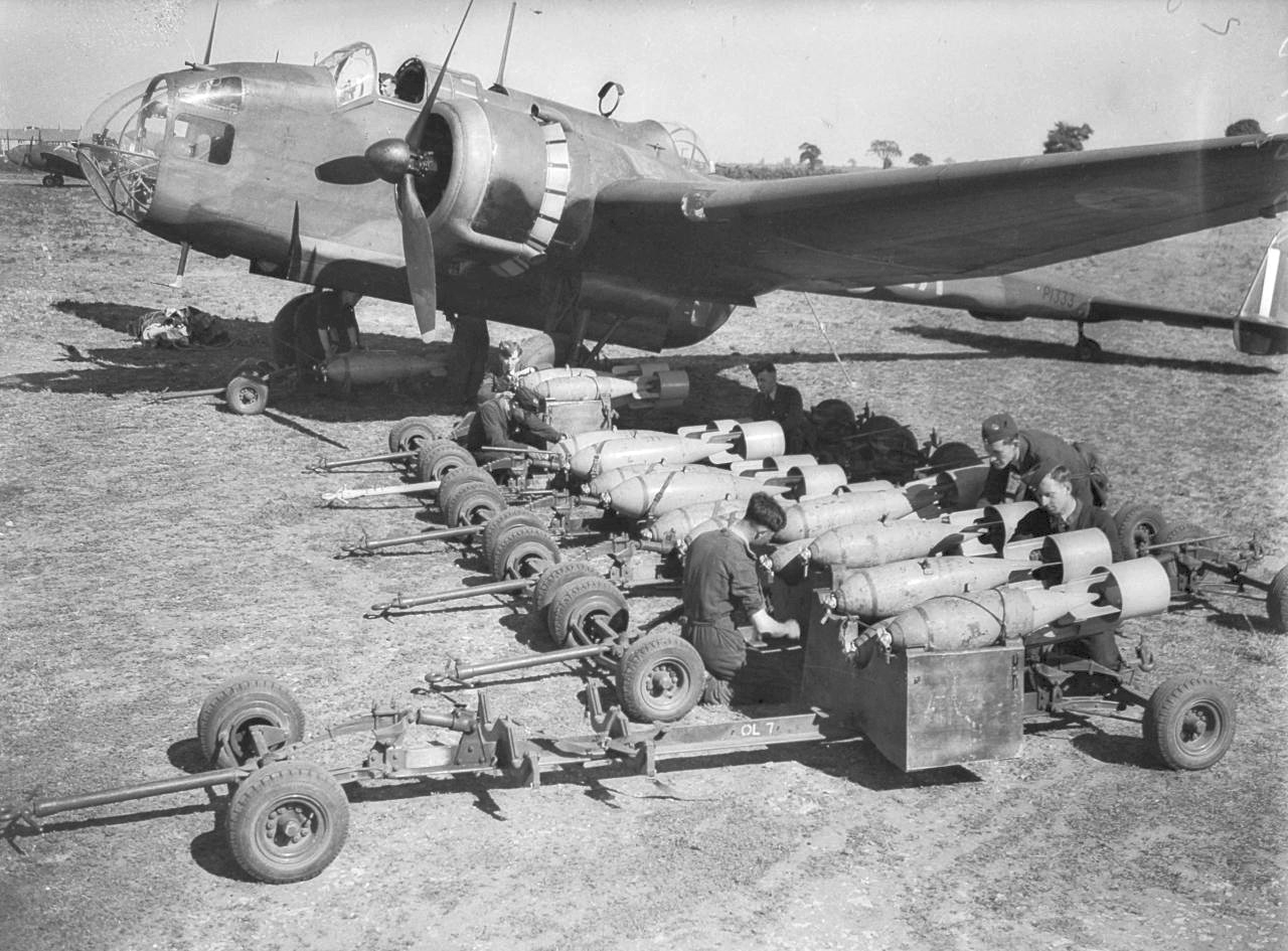 Handley Page Hampden attendant son chargement de bombes