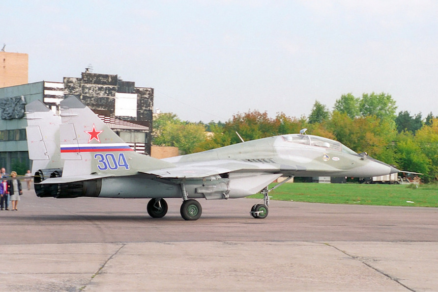 Mikoyan-Gourevitch MiG-29UB - Prototype n°3 au sol