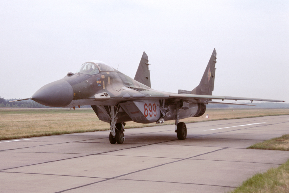 Mikoyan-Gourevitch MiG-29A est-allemand au roulage