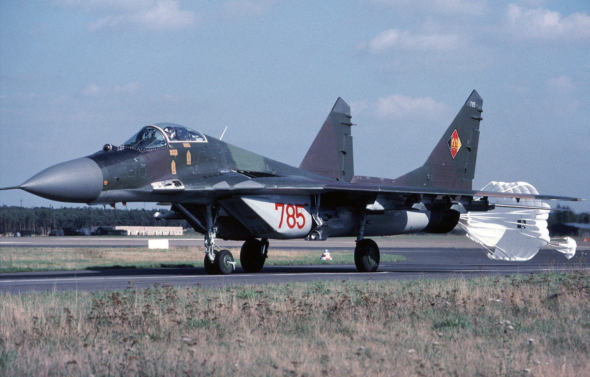 Mikoyan-Gourevitch MiG-29A est-allemand à l'atterrissage