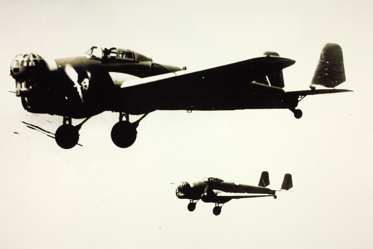 Mitsubishi Ki-2-II en formation