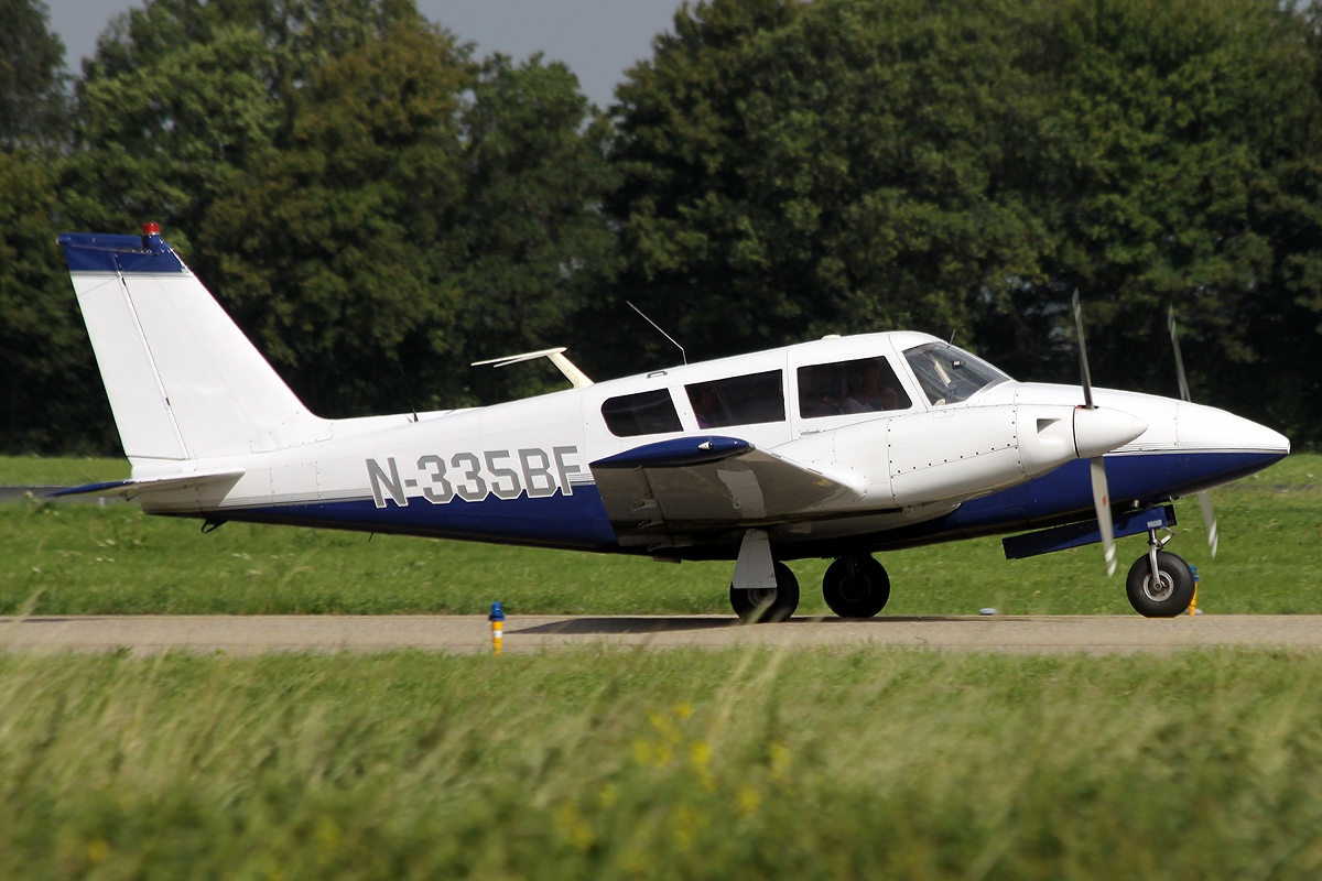 Piper PA-30 Twin Comanche B au roulage