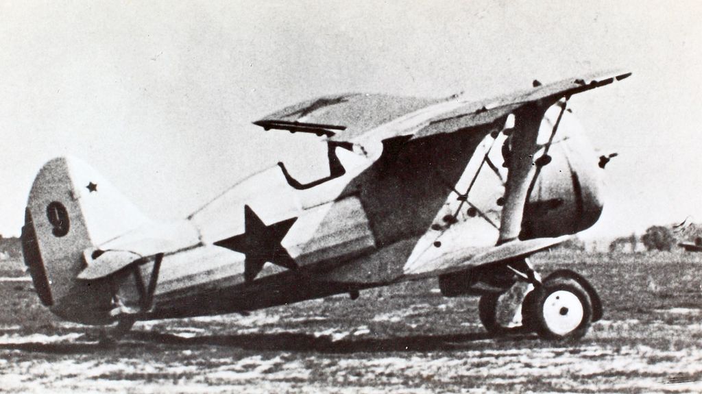 Polikarpov I-153 soviétique en livrée claire
