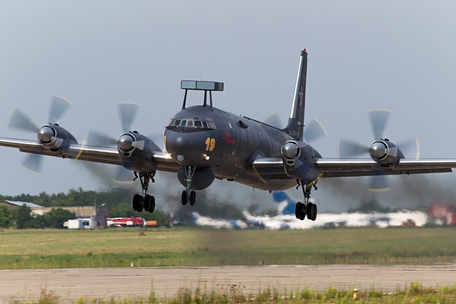 Iliouchine Il-38N au décollage vu de face