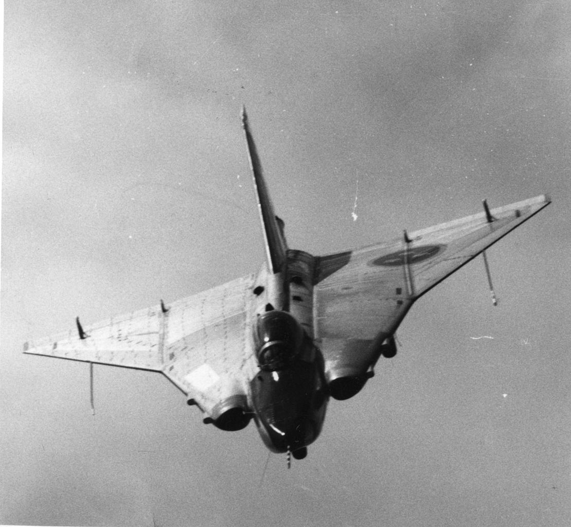 Saab 210B Lilldraken en vol en vue frontale