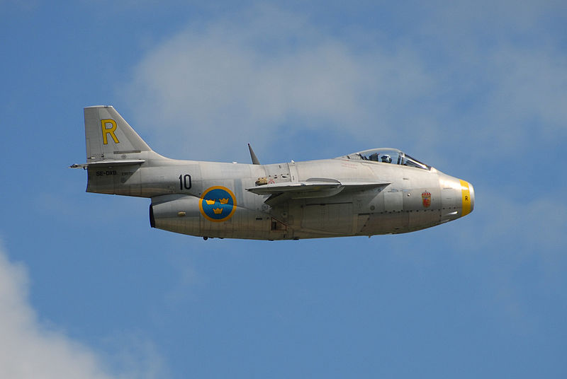 Saab J 29F Tunnan suédois en vol vu de côté