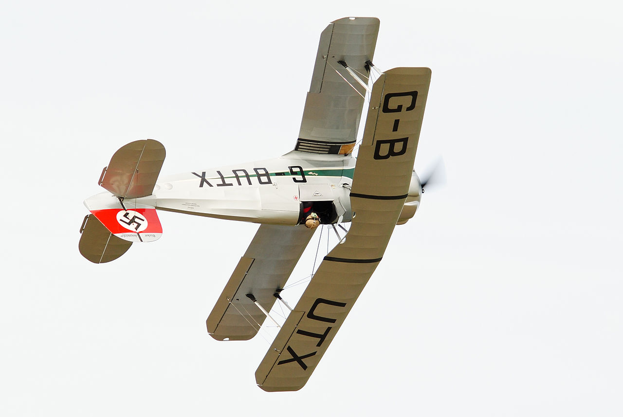 Bücker Bü 133 Jungmeister en vol dos