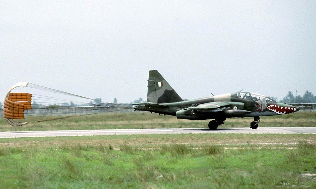 Sukhoï Su-25UB ivoirien à l'atterrissage