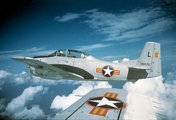 North American T-28D Trojan sud-vietnamien en vol
