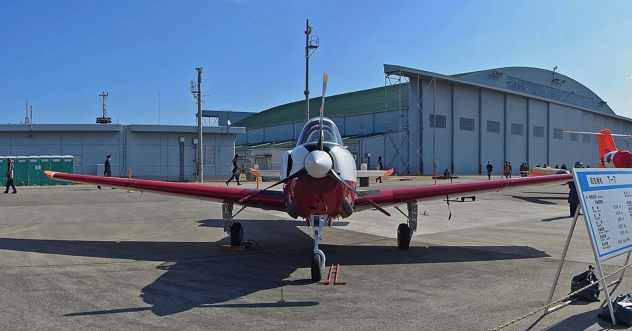 Fuji T-7 vu de front