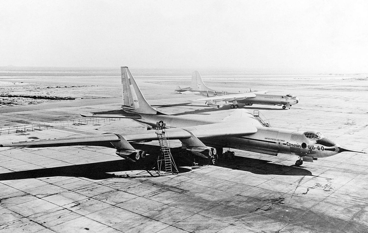 Convair YB-60 au sol devant un B-36