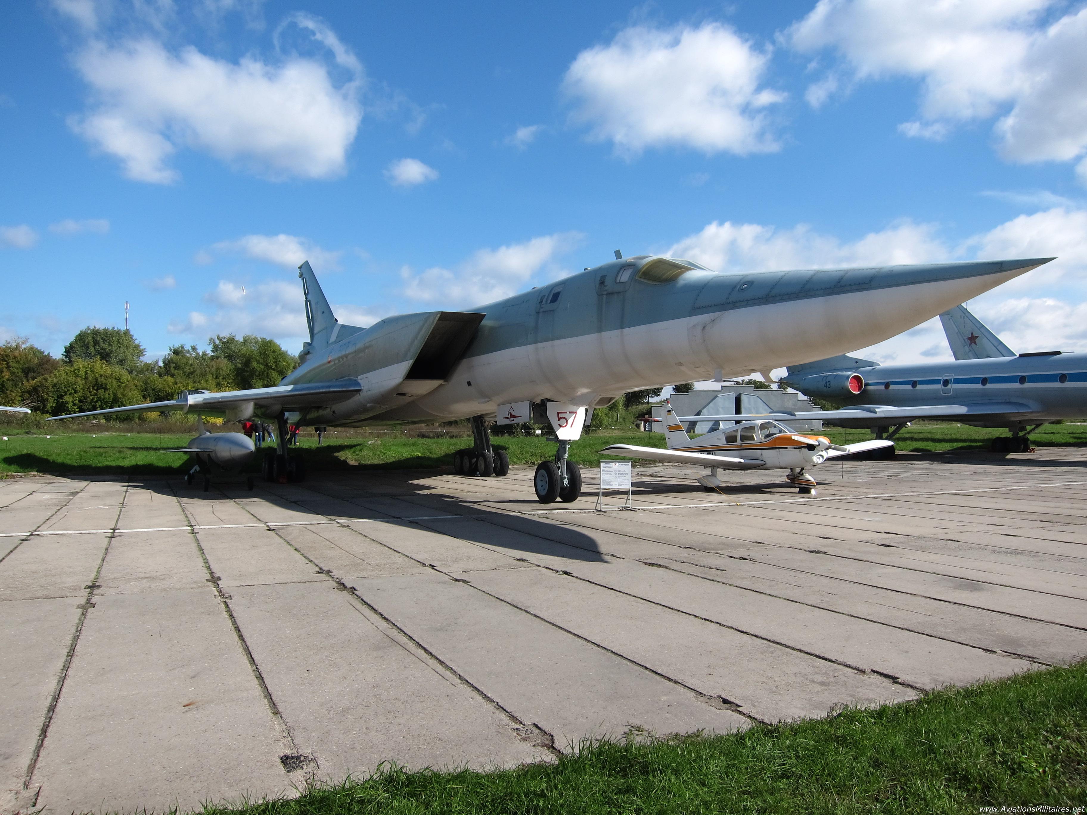 Tupolev Tu-22M3 Backfire-C vu de l'avant par Ansierra117