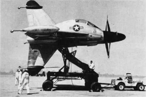 Convair XFY-1 Pogo sur sa rampe de lancement, à l'horizontale