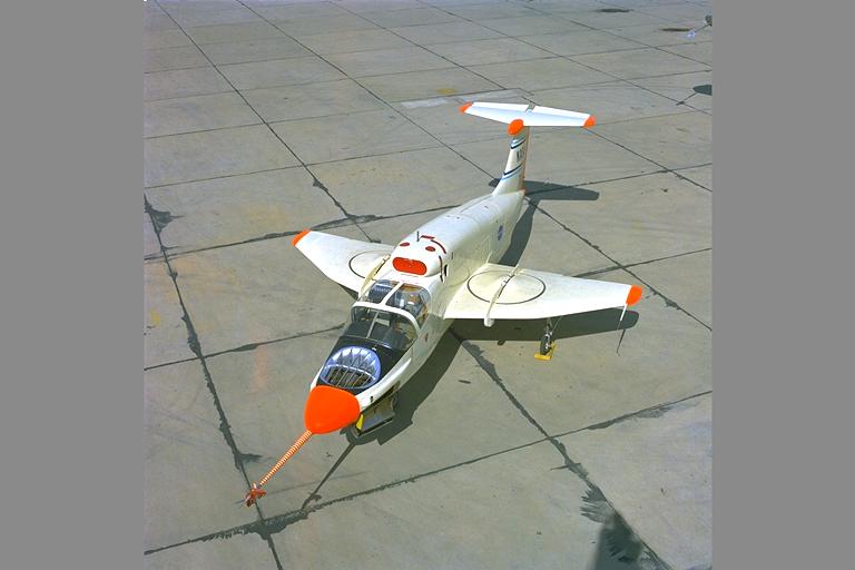 Ryan XV-5B Vertifan au sol en vue aérienne