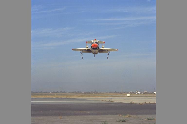 Ryan XV-5B Vertifan en sustentation vu de front