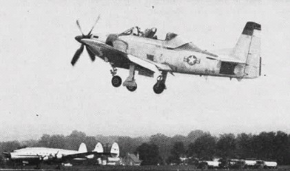 North American T-28 Trojan (YAT-28E) au décollage