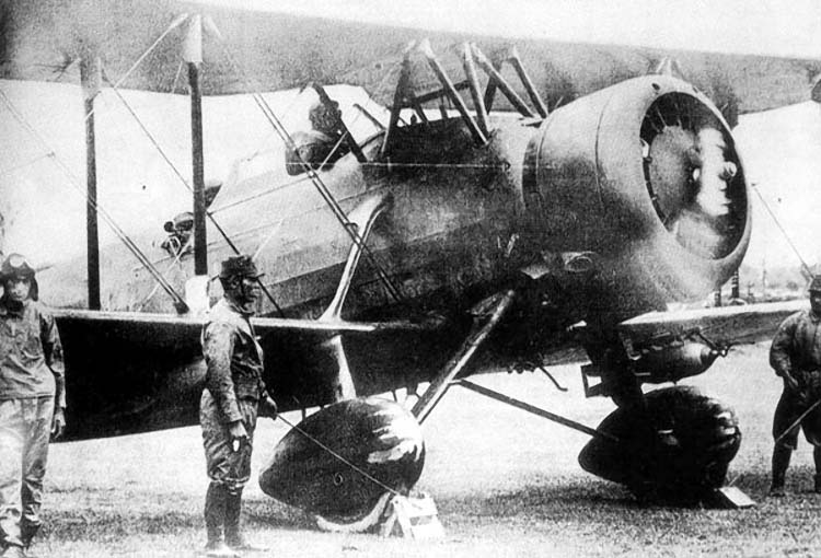 Aichi D1A2 "Susie" au démarrage, vue rapprochée