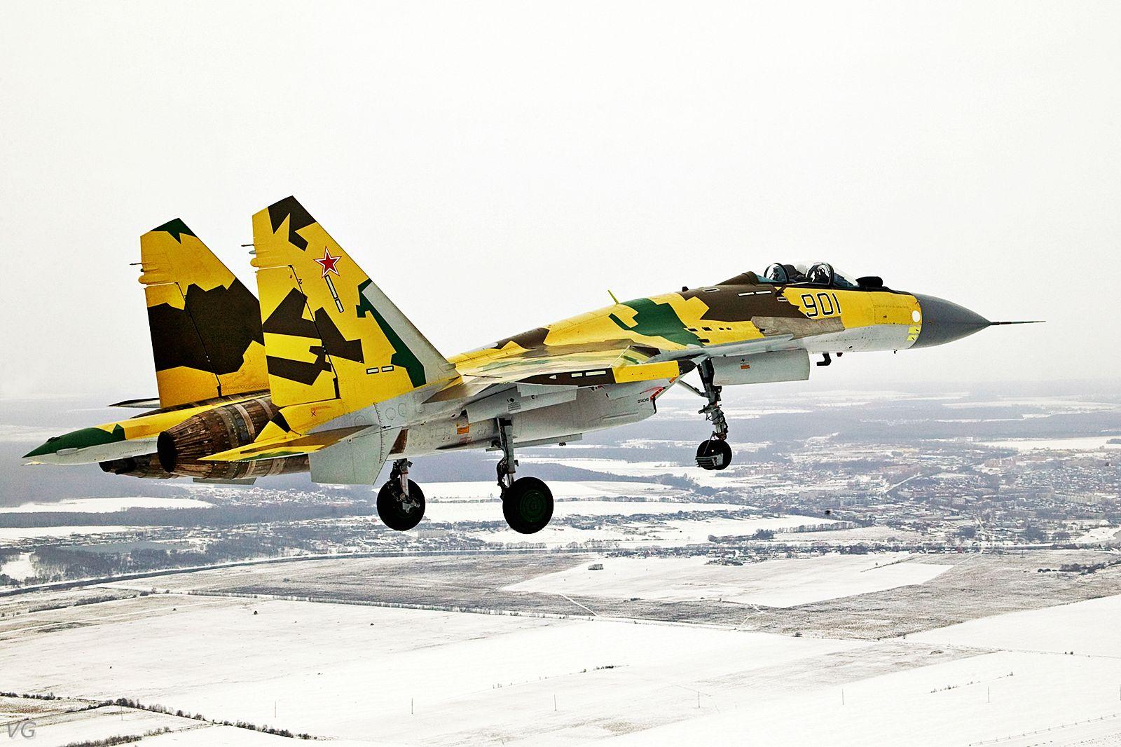 Sukhoï Su-35BM "901" trains d'atterrissage sortis
