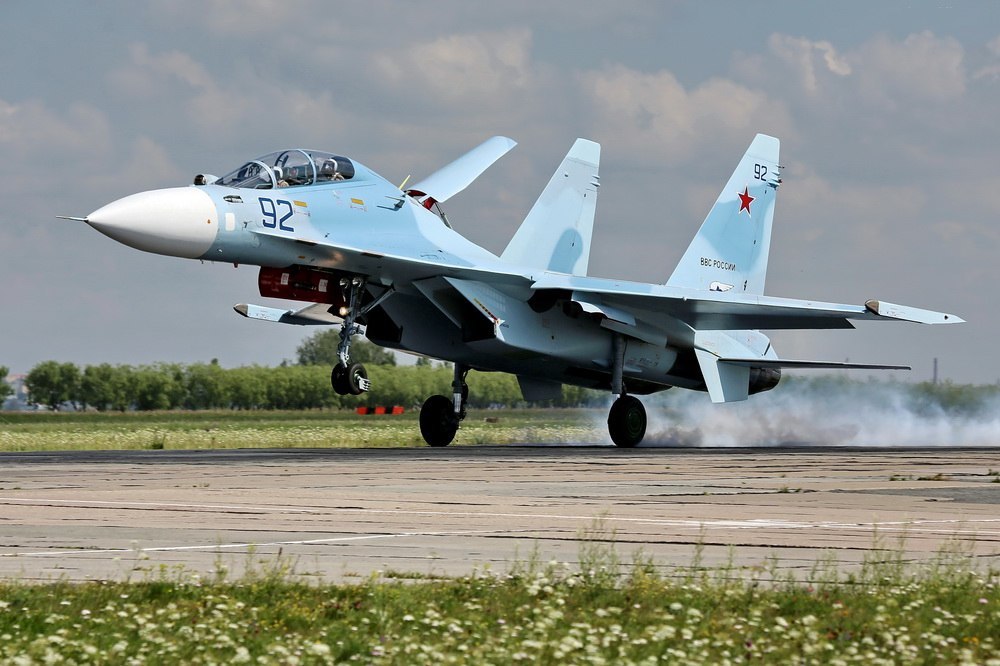 Sukhoï Su-30M2 russe à l'atterrissage